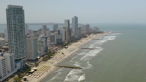 pedestal por encima de la playa de bocagrande, la playa más popular de cartagena