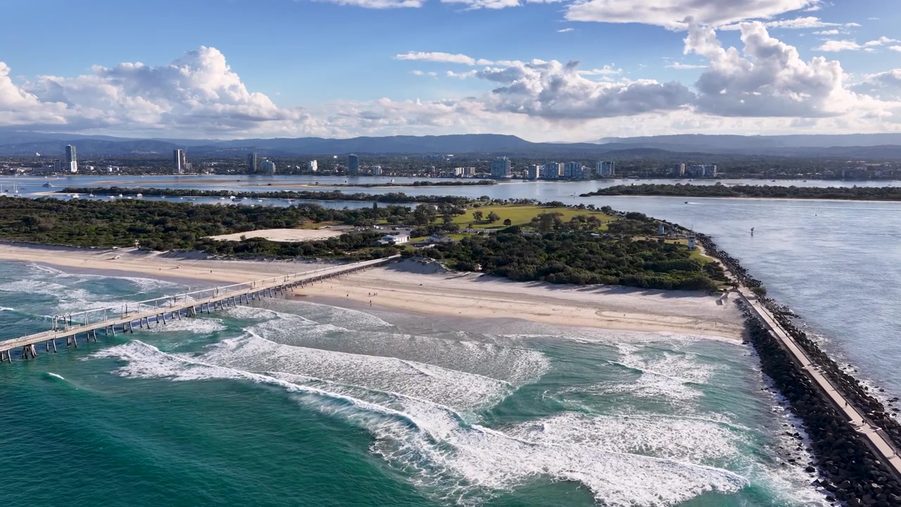Luftaufnahme aus der Vogelperspektive von Wellen, die gegen The Spit am Main Beach, Gold Coast, schlagen