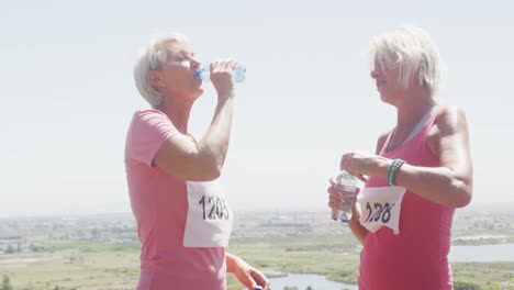 Leichtathletinnen-Trinken-Wasser