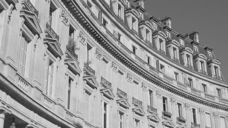 Vista-Monocromática-De-Una-Fachada-Exterior-Típica-De-La-Arquitectura-Haussmann-En-París,-Francia