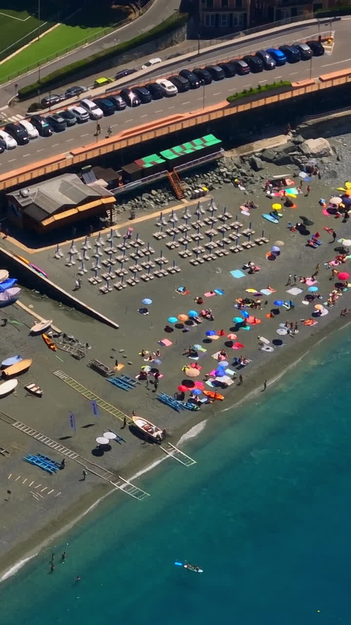 Drone captando verticalmente a Spiaggia di Bonassola, praia em um dia de verão na Itália