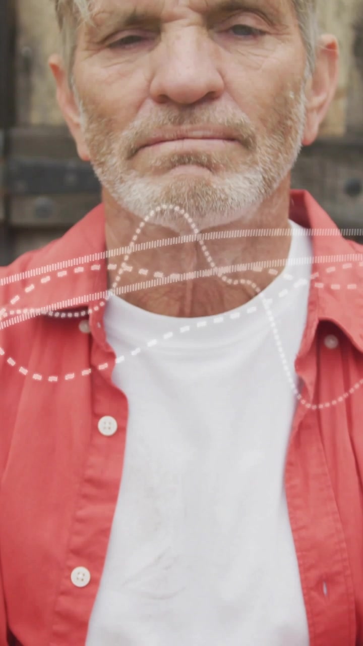 Video verticale: Uomo che incrocia le braccia, con un'onda tratteggiata che si forma sul busto, mentre la telecamera sale, mostrando elementi tecnologici.