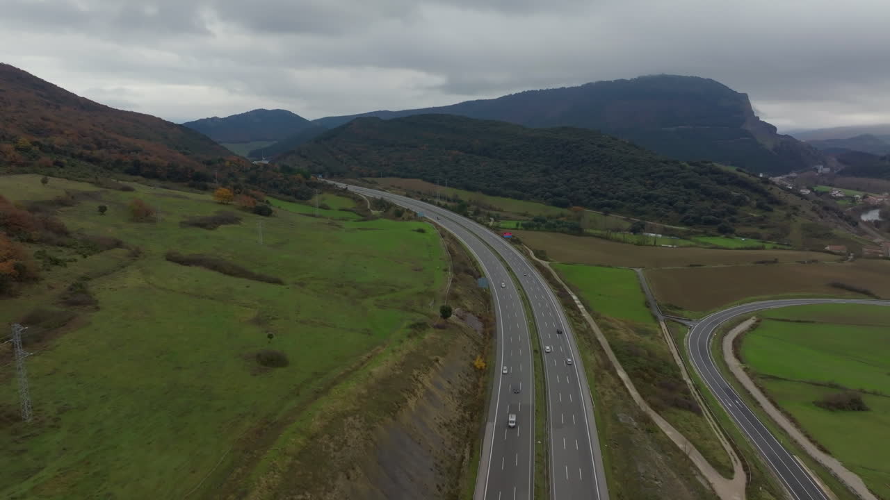 산악 지형 을 가로질러 휘어지는 고속도로 의 공중 사진