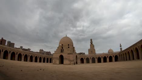 Dentro-De-La-Mezquita-De-Ibn-Tulun