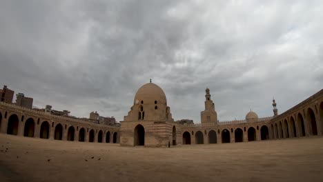 dentro de la mezquita de ibn tulun