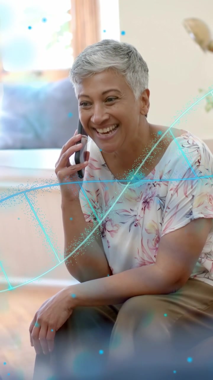 Video verticale: Donna al telefono, linee tecnologiche che le attraversano il viso, che si trasforma in risate dopo un aggiornamento.