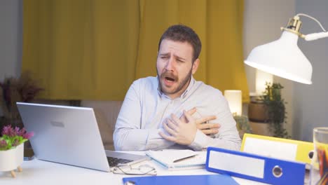 Hombre-Trabajador-De-Oficina-En-Casa-Que-Sufre-Un-Ataque-Cardíaco.