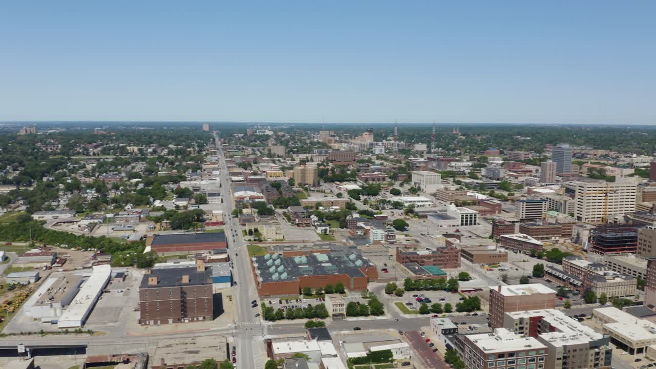panorâmica aérea à direita revela o horizonte de omaha, nebraska. dia