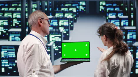 comprobación cruzada de los bastidores de los servidores de computadoras portátiles