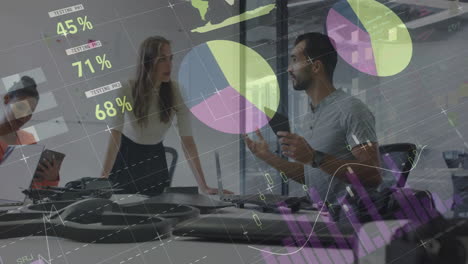 animación del procesamiento de datos financieros sobre diversas personas de negocios en la oficina