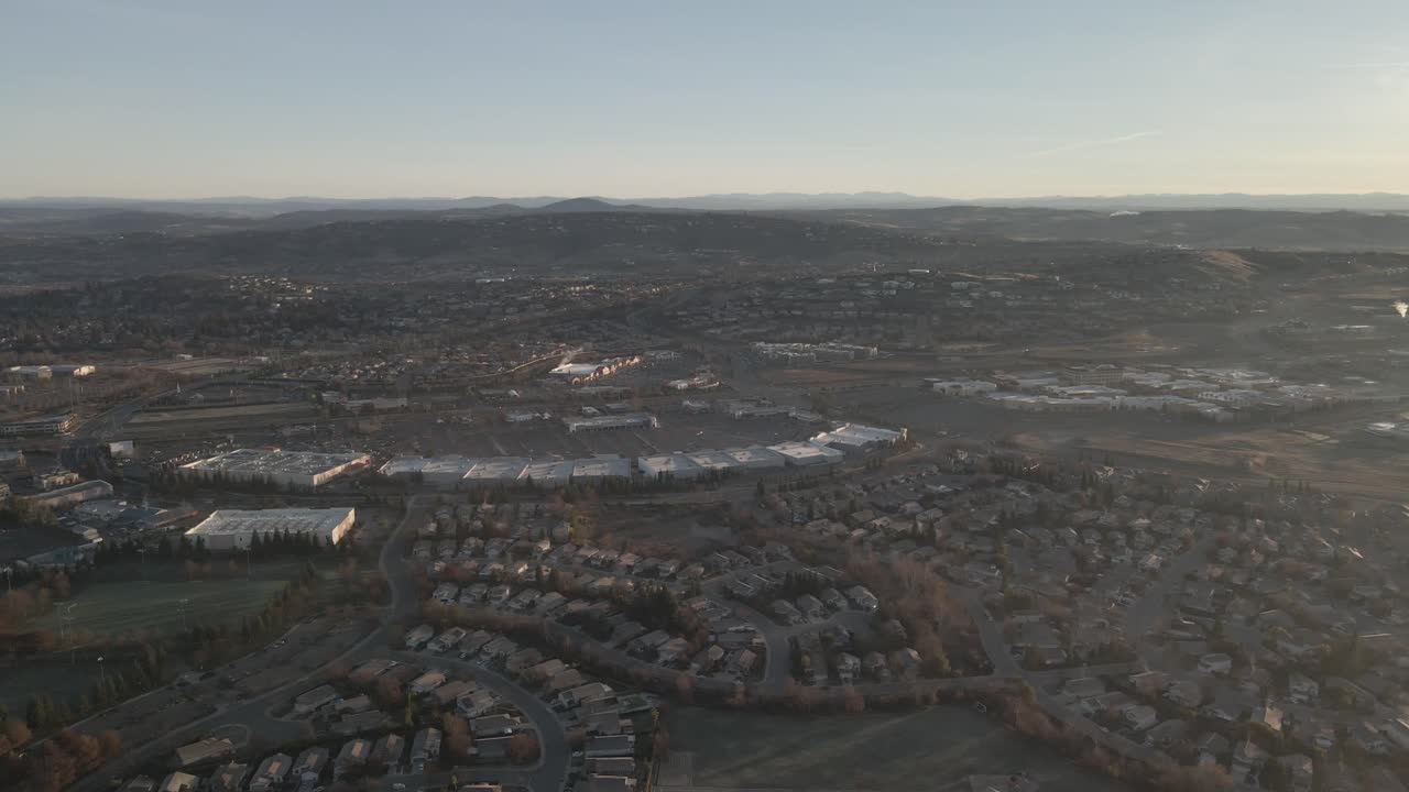 imágenes de ojo de pájaro de avión no tripulado en una mañana brillante y brumosa sobre folsom, tahoe, estados unidos, con montañas brumosas en la distancia
