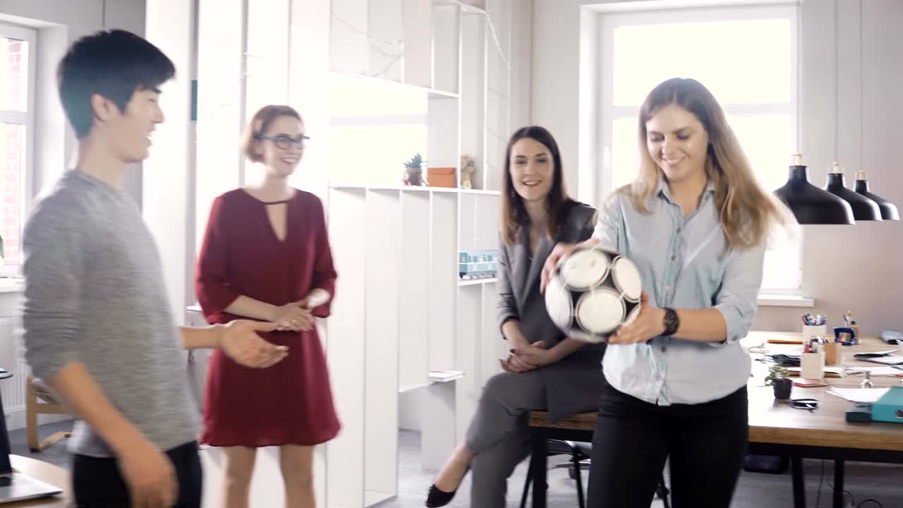 오피스 직원들은 휴식시간에 공을 고 놀고, 행복한 스타트업 직원들은 코워킹에서 재정적 성공을 축하한다.