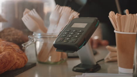 Cerrar-Un-Cliente-Pagando-Con-Un-Teléfono-Inteligente-Comprando-Café-En-Una-Cafetería-Cliente-Feliz-Disfrutando-Del-Servicio-Gastando-Dinero-En-Un-Restaurante