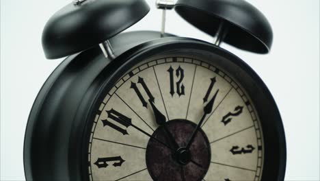reloj de alarma negro clásico aislado hora de espectáculo 10:45 am o pm.