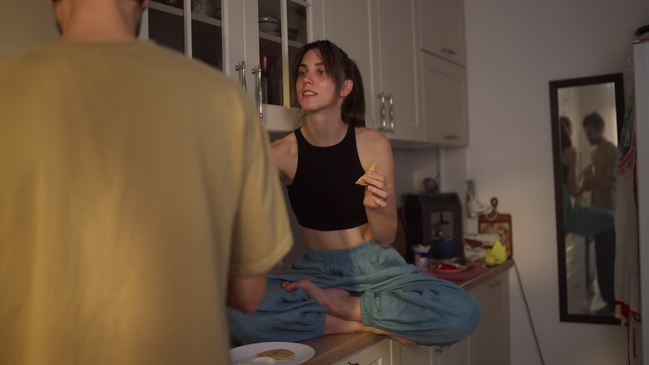 pareja teniendo una comida casual en la cocina