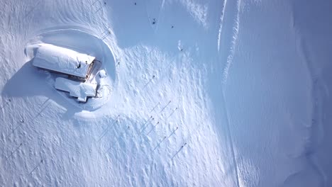 Skifahren-In-Den-Alpen-Mit-Skilift-Und-Skifahren-Auf-Der-Piste