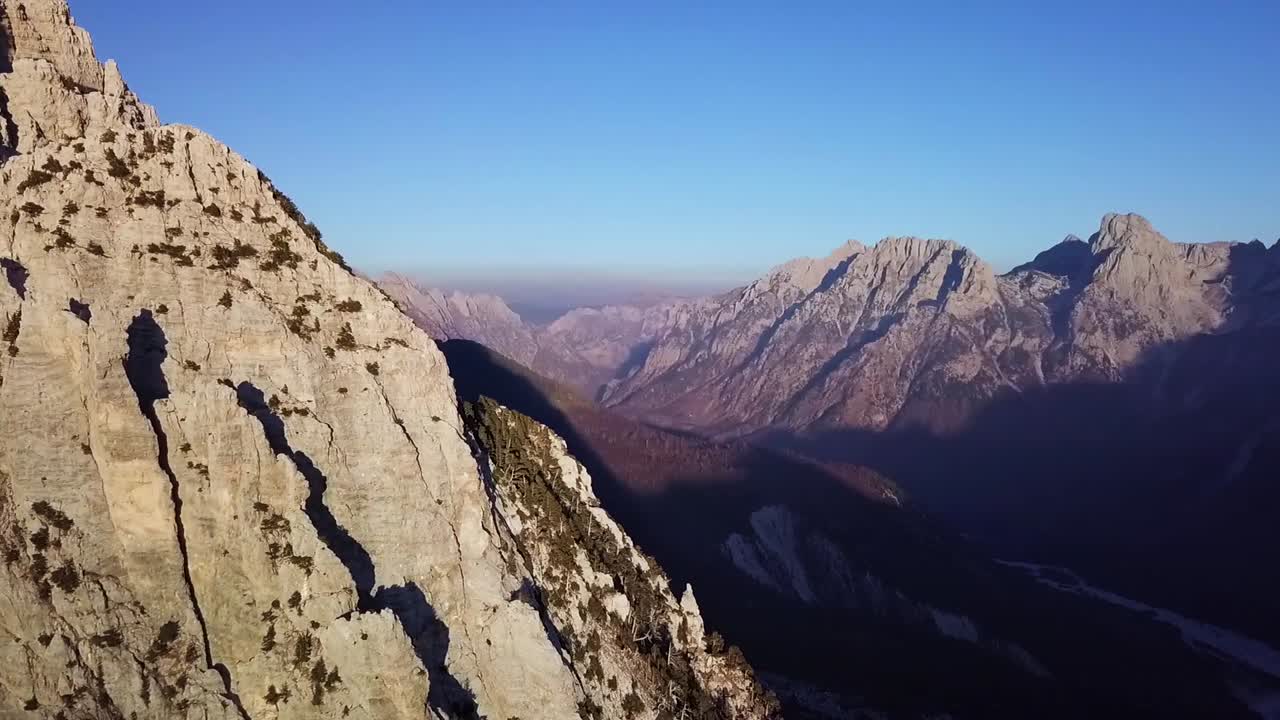 las montañas más altas de albania mientras camina por los alpes y acampa en las montañas durante el camino