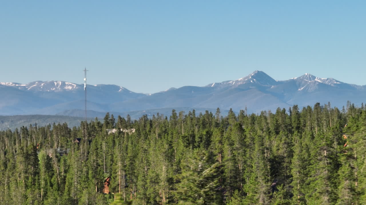 Telefoto droneoptagelse af solopgang i Rocky Mountains i Colorado