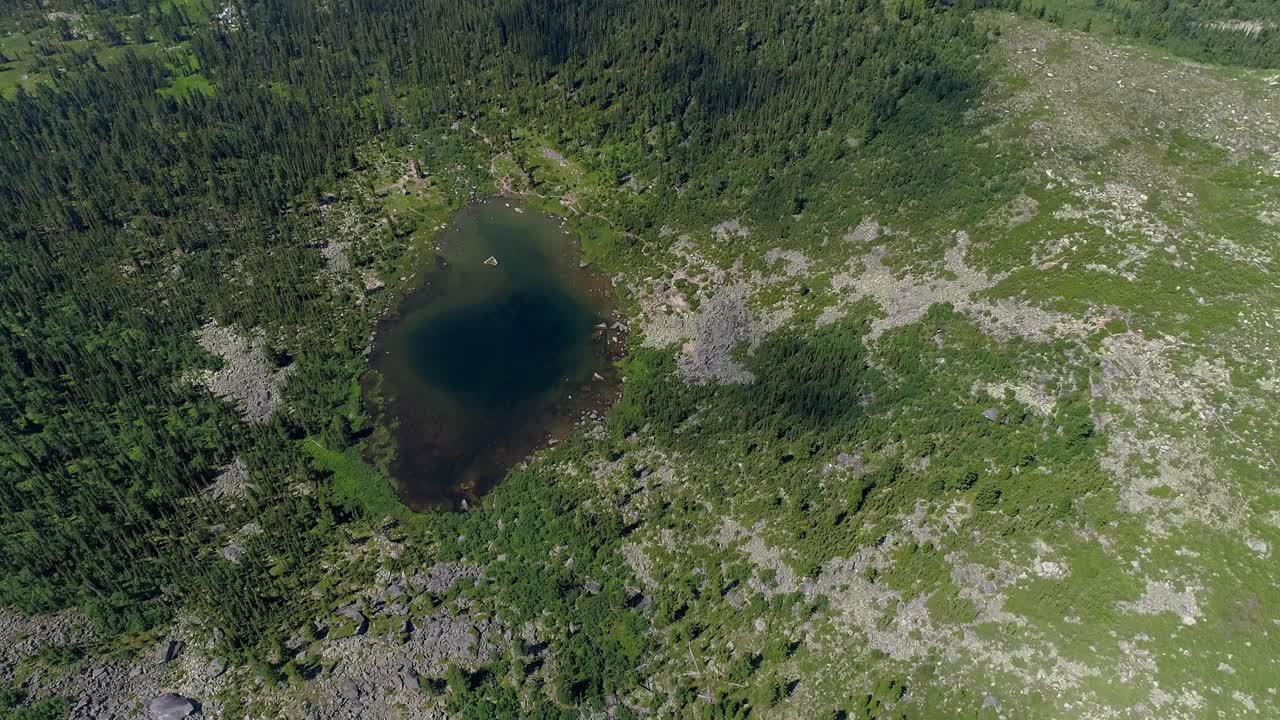 воздушный вид горного озера