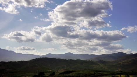 4K-Zeitrafferaufnahmen-Von-Wolken,-Die-Sich-über-Die-Grüne-Spanische-Landschaft-Bewegen,-Aufgenommen-In-Bergen-In-Der-Nähe-Von-Marbella,-Malaga,-Spanien,-Konzept,-Das-Den-Lauf-Der-Zeit-An-Einem-Sonnigen-Sommertag-Zeigt