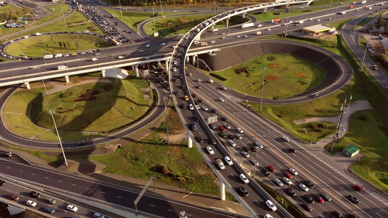 모스크바의 고속도로 교차로 교통 경로의 공중 뷰.