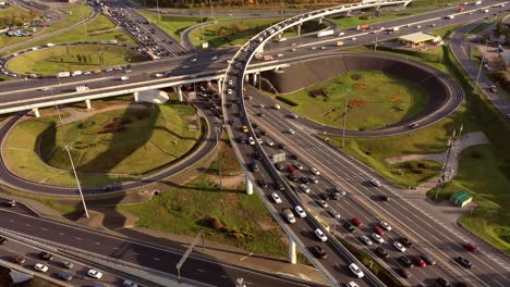 vista aérea de una intersección de autopistas en moscú.