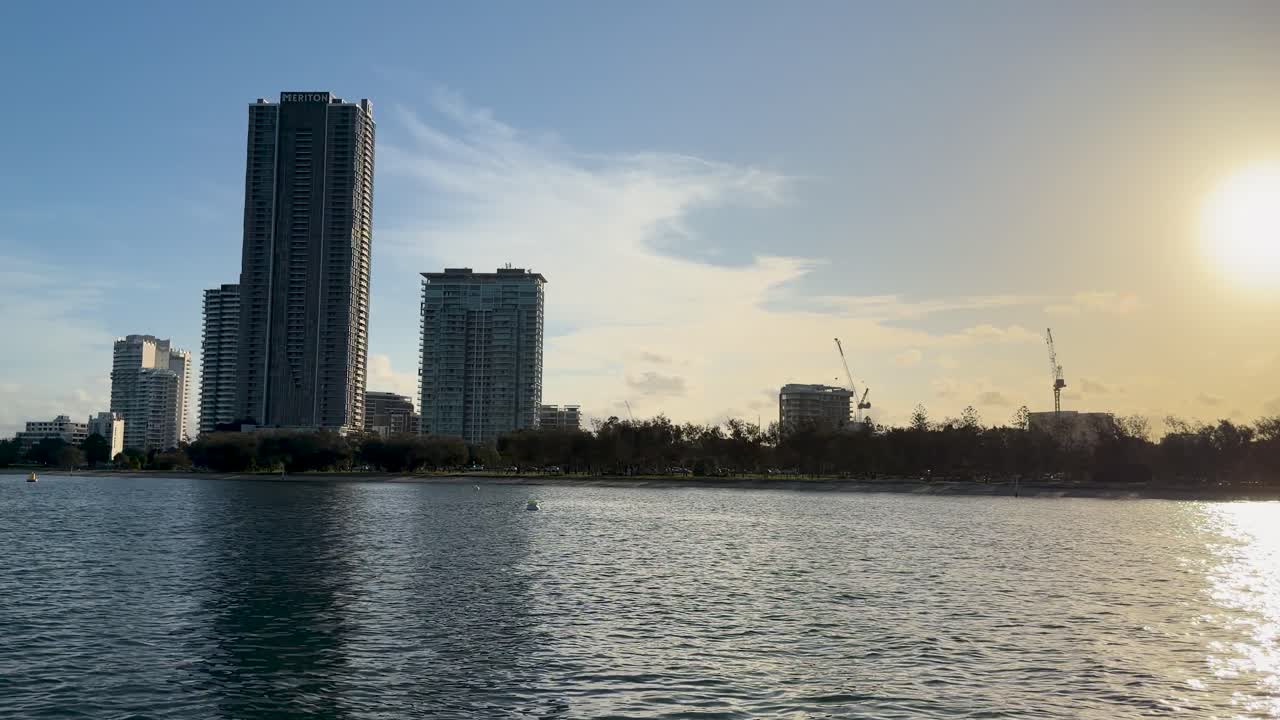 Vistas de paisagens urbanas à beira-mar