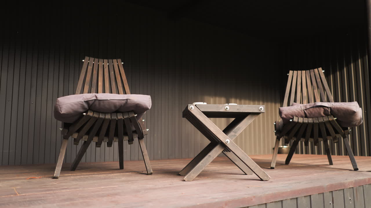 деревянные кресла на балконе в загородном доме. декоративные элементы в жилье для аренды туристам в экологически чистом жилье из натуральных материалов