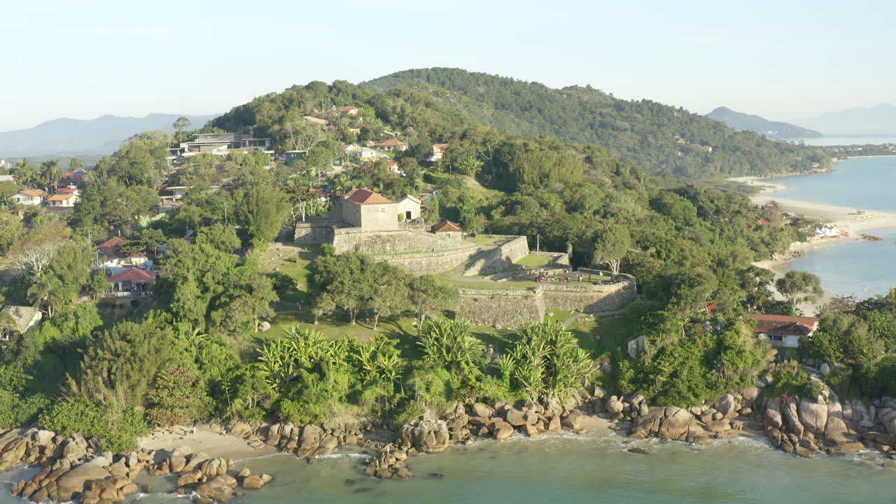 famosa fortaleza brasileña al atardecer, fortaleza sao jose da ponta grossa, jurere internacional, florianópolis, santa catarina, brasil