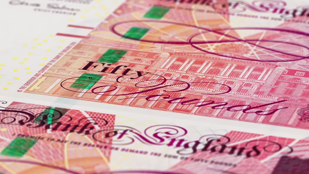 극심한 클로즈업 카메라 은 여러 영국 은행 50 파운드 스털링 지폐를 고 있습니다.