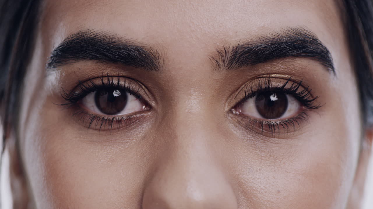 내 눈에는 비밀이 있어 내 입술은 결코 공유하지 않을거야