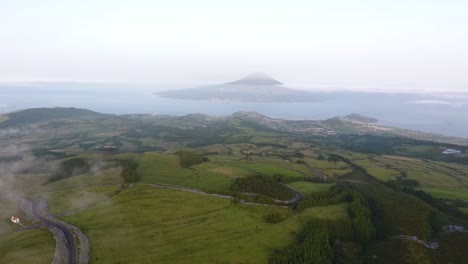 Die-Caldera-Auf-Der-Insel-Faial