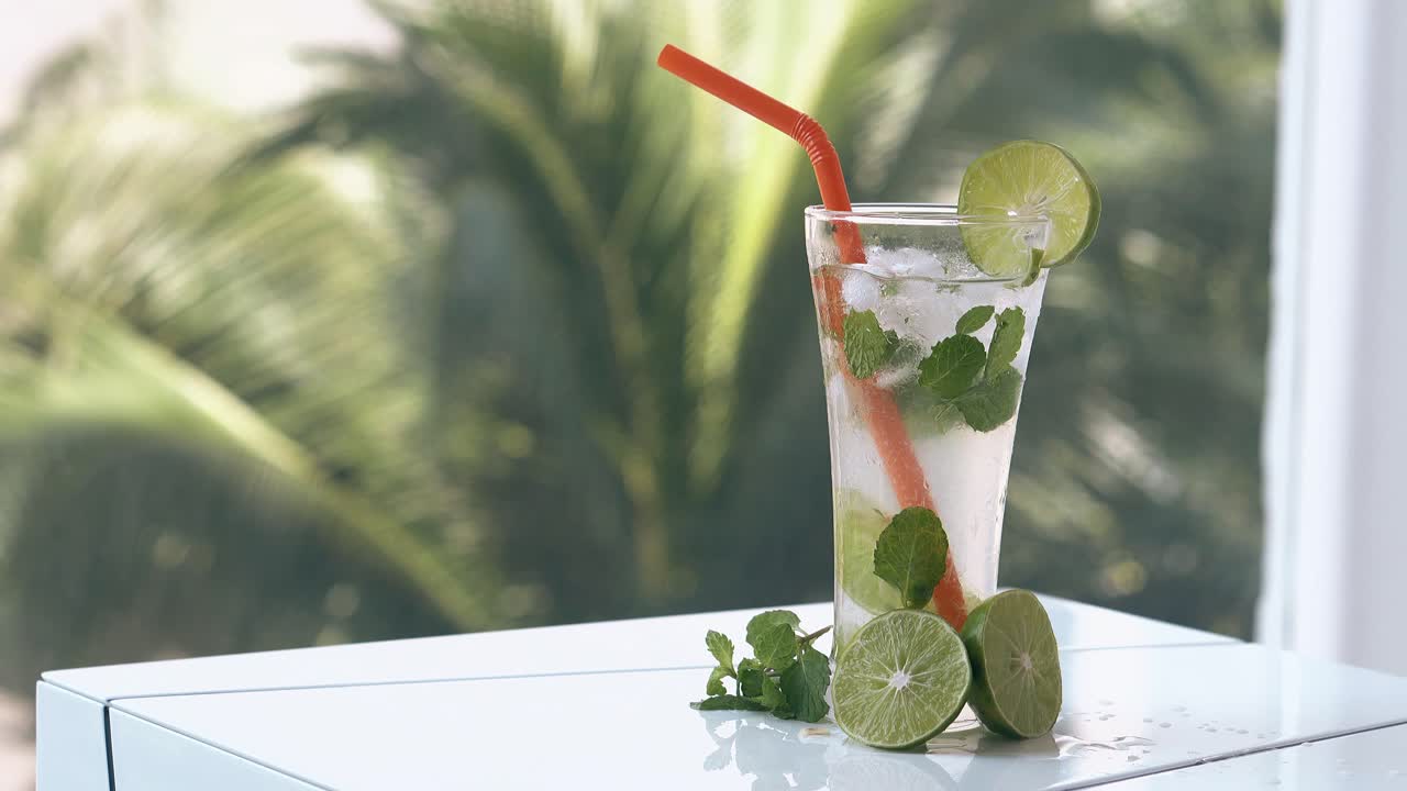 ⁇   ⁇  커튼이  ⁇  테이블 근처에서 바람에 흔들리고 흔들리고 있습니다.