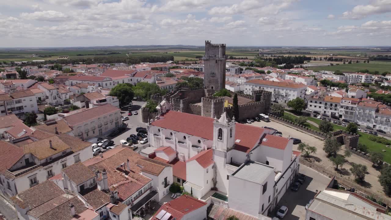 Veduta aerea del paesaggio urbano, delle fortificazioni murarie e del Castello di Beja, Portogallo, ripresa circolare.