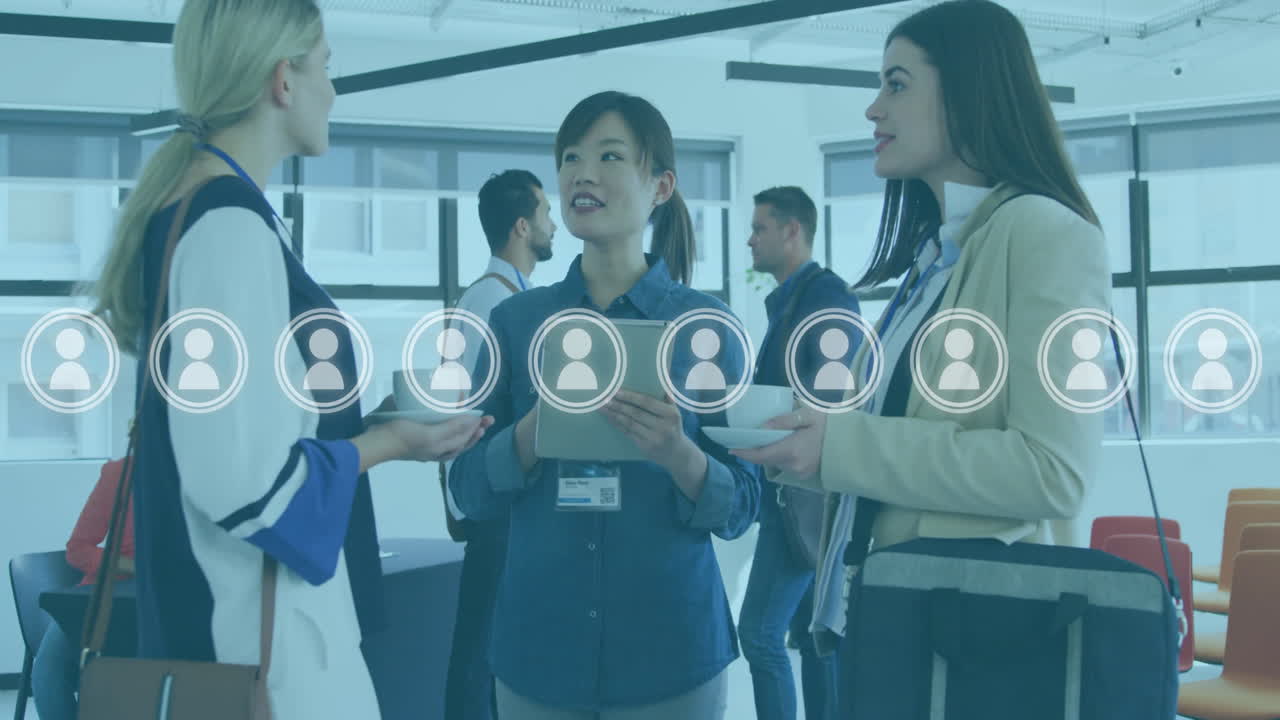 사람 아이콘의 애니메이션과 사무실에서 다양한 비즈니스 사람들에 대한 데이터 처리