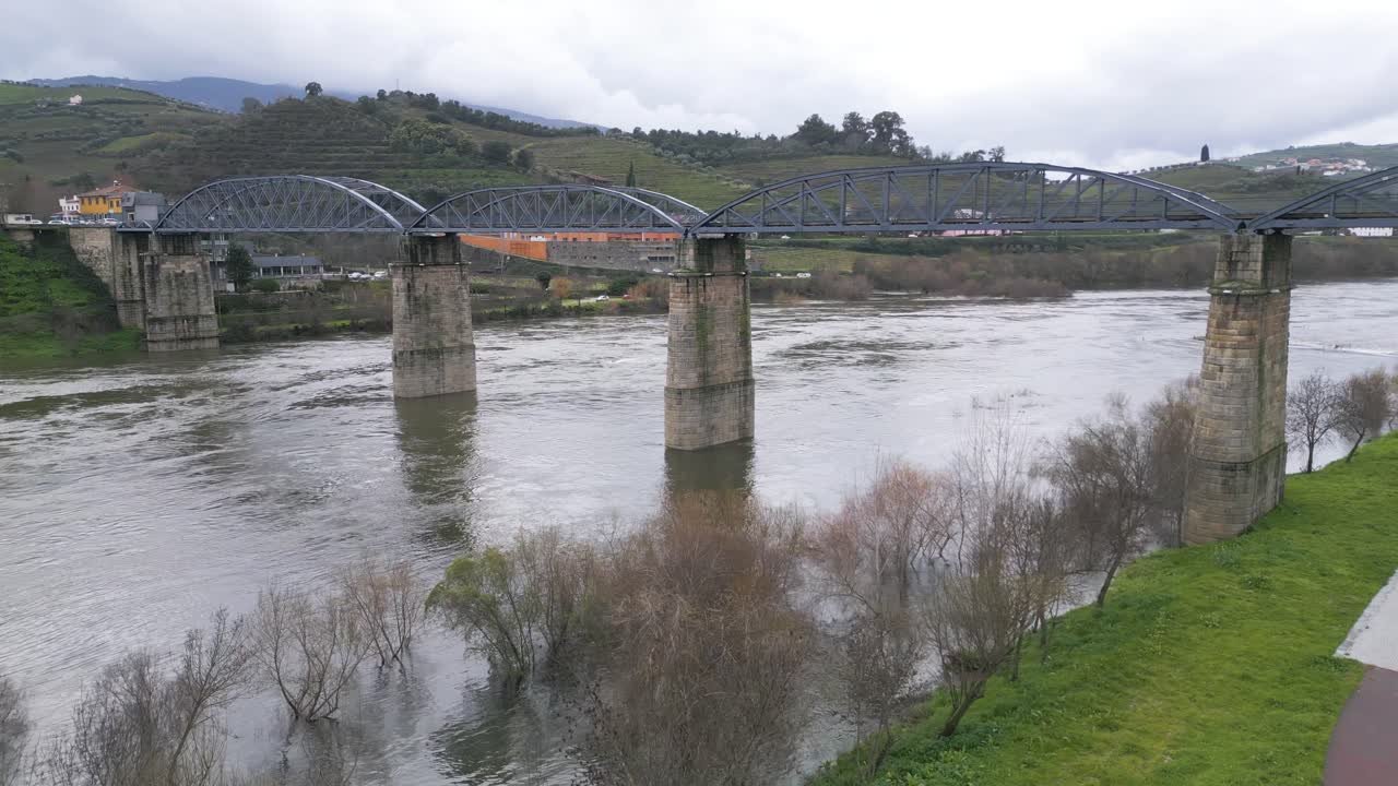puente ferroviario sobre el río douro en peso da regua, portugal - aérea