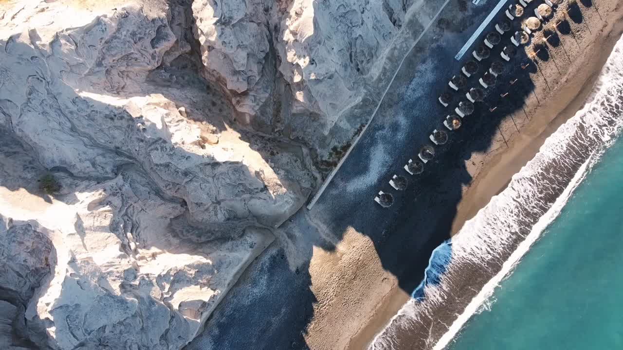 la playa de vlychada en santorini desde el aire