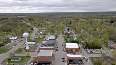 Homer,-Michigan-Downtown-Weitwinkelaufnahme-Mit-Drohnenvideo,-Das-Sich-Nach-Unten-Bewegt