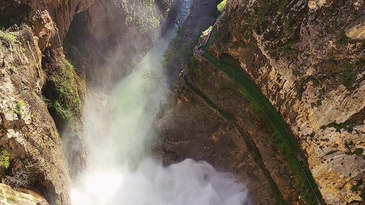 Su salan baraj ve su çıkış vadisi. Su tahliyesinin panoramik havadan görünümü. Quentar Barajı. İspanya