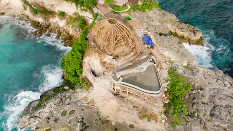 hotel en construcción, el hombre destruye la belleza de la costa de bali