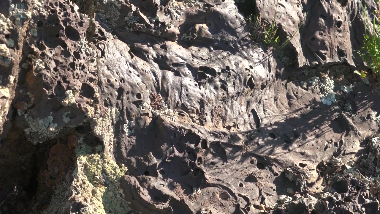 Primo piano di una formazione rocciosa vulcanica testurizzata