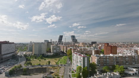 Flotando-Por-Encima,-Uno-Es-Testigo-De-Las-Maravillas-Arquitectónicas-De-La-Bulliciosa-Ciudad-De-Madrid