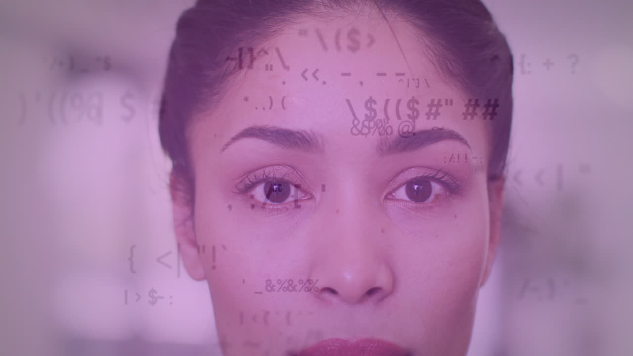 animación del procesamiento de datos sobre la sonrisa de una doctora biracial