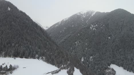 Dunkler,-Launischer-Schneesturm-In-Den-Italienischen-Alpen,-Man-Sieht-Ein-Kaltes-Tal-Und-Dorf