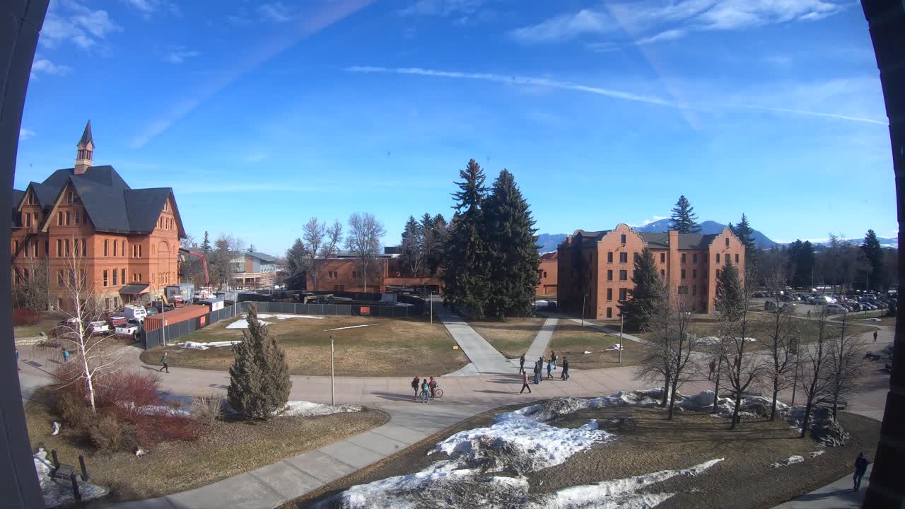 estudiantes caminando a clases en bozeman, montana