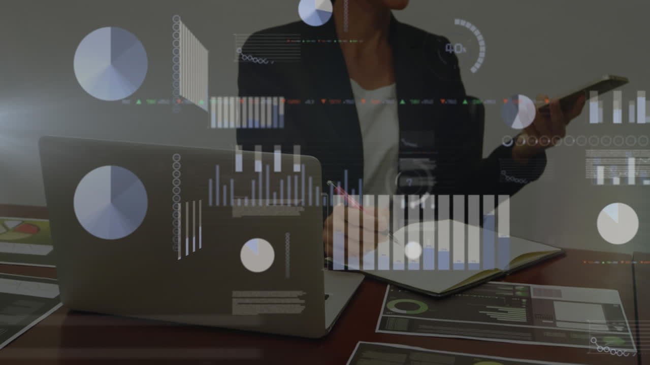 Animation de graphiques et d'un tableau de négociation, femme biraciale parlant au téléphone portable et écrivant dans un bloc-notes
