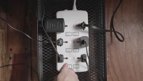 Switching-on-a-power-strip-with-many-plugs