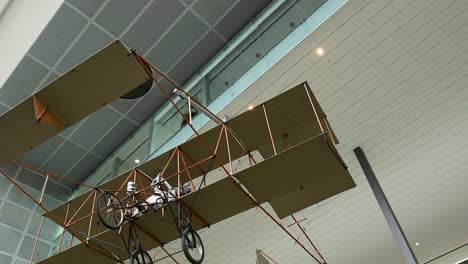 avión antiguo exhibido en la exposición del museo de melbourne