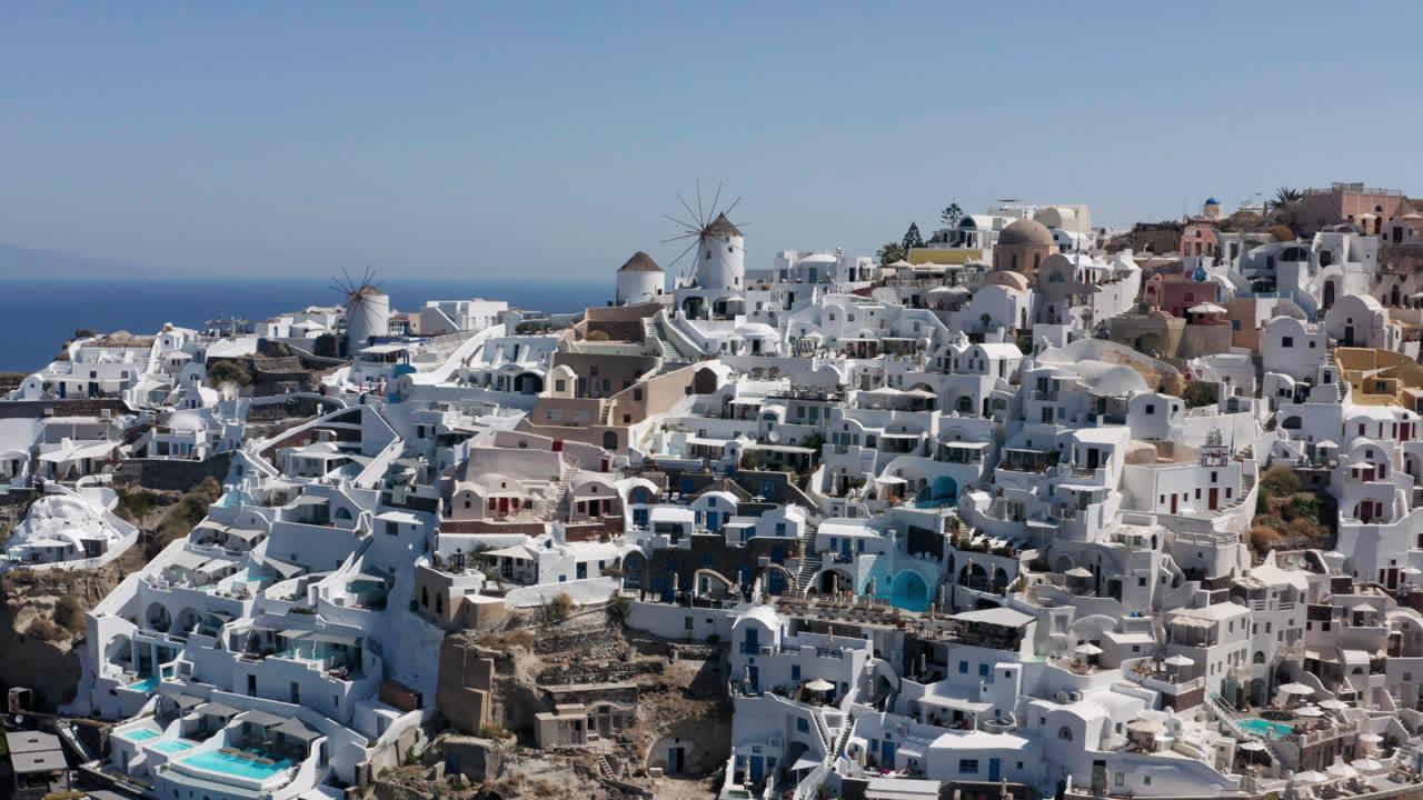 escarpados acantilados de casas encaladas en la famosa ciudad de oia en la isla de santorini, grecia