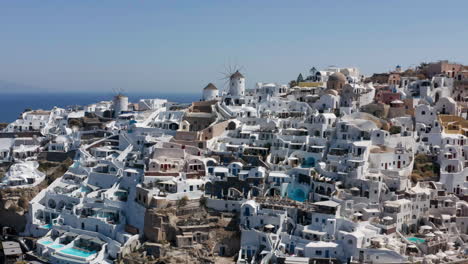 escarpados acantilados de casas encaladas en la famosa ciudad de oia en la isla de santorini, grecia